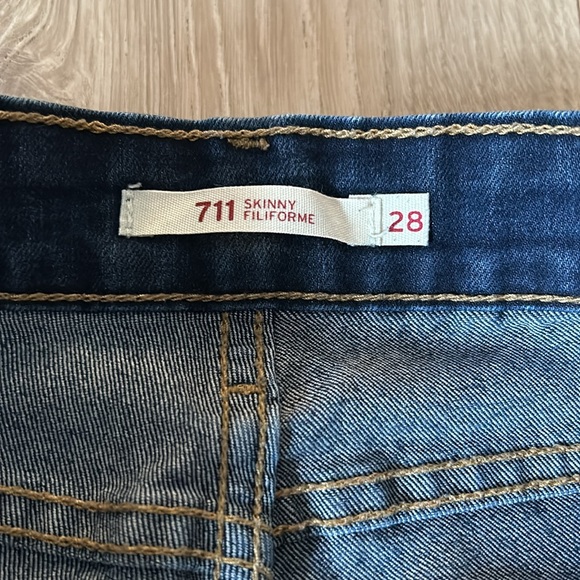 Woman’s Levi’s jeans Size 28 - Picture 2 of 3